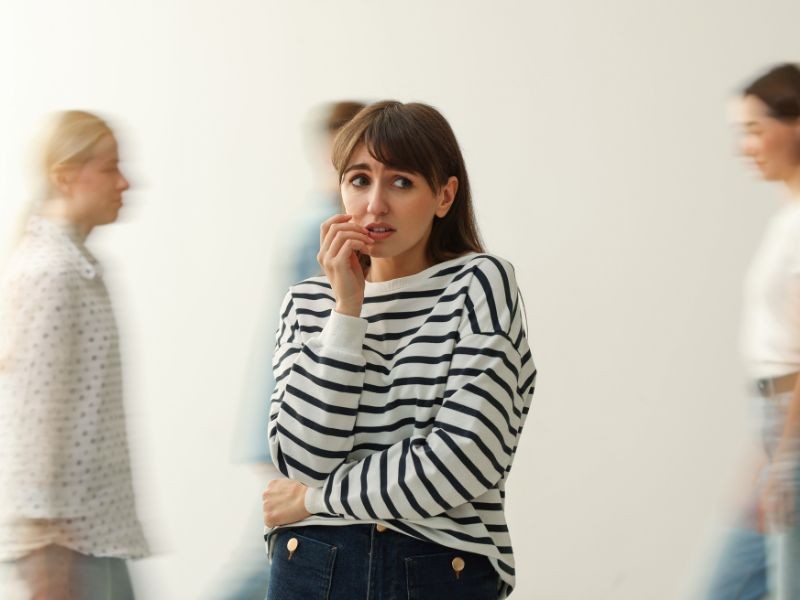 Fobia Social vs Timidez: Quando Buscar Tratamento Profissional? [Guia Prático]